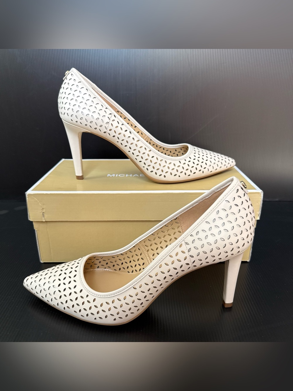 NIB Michael Kors Cream Dorothy Flex Pump Lasered Leather Heels Women’s Size 10